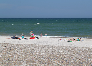 Badegäste in den Wellen am Strand von Slettestrand Badegäste in den Wellen am Strand von Slettestrand