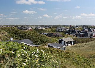 Udsigt over nogle af Søndervigs sommerhuse fra de høje klitter ved stranden Udsigt over nogle af Søndervigs sommerhuse fra de høje klitter ved stranden