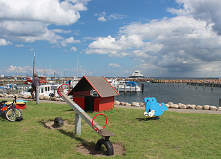 Legeplads ved lystbåde- og færgehavnen i sommerhusområdet Spodsbjerg Legeplads ved lystbåde- og færgehavnen i sommerhusområdet Spodsbjerg
