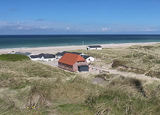 Das Rettungshaus und die weißen Fischerhäuser von der hohen Düne hinter dem Strand von Stenbjerg aus gesehen Das Rettungshaus und die weißen Fischerhäuser von der hohen Düne hinter dem Strand von Stenbjerg aus gesehen