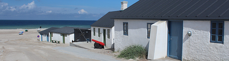 Die kleinen, gemütlichen Fischerhäuser am Weg zum Strand von Stenbjerg Die kleinen, gemütlichen Fischerhäuser am Weg zum Strand von Stenbjerg