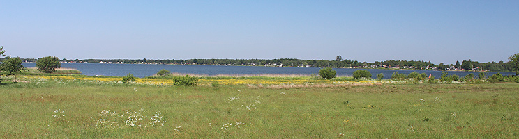 Aussicht über Sunds und die Ferienhäuser, die den See umkränzen Aussicht über Sunds und die Ferienhäuser, die den See umkränzen