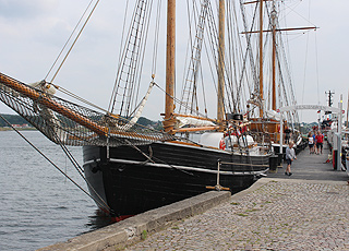 Die Segelschiffbrücke mit imposanten Segelschiffen am Hafen von Svendborg Die Segelschiffbrücke mit imposanten Segelschiffen am Hafen von Svendborg