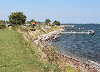 Badebroer langs kysten ved sommerhusområdet i Tårup Badebroer langs kysten ved sommerhusområdet i Tårup