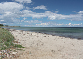 Der schöne Badestrand Løkkeby Strand liegt an der Ostküste von Langeland, 3 km von Tranekær Der schöne Badestrand Løkkeby Strand liegt an der Ostküste von Langeland, 3 km von Tranekær