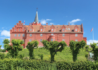 Tranekær ist berühmt für ihr schönes, rotes Schloss aus dem 13. Jahrhundert Tranekær ist berühmt für ihr schönes, rotes Schloss aus dem 13. Jahrhundert