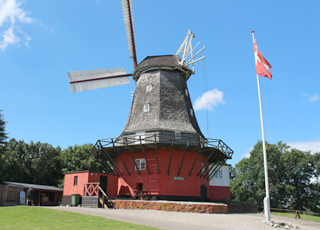 Die gut erhaltene Mühle Tranekær Slotsmølle aus dem Jahr 1846 dient heute als ein Museum Die gut erhaltene Mühle Tranekær Slotsmølle aus dem Jahr 1846 dient heute als ein Museum