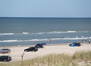 Badegäste in den Wellen der Nordsee am Strand von Tversted Badegäste in den Wellen der Nordsee am Strand von Tversted