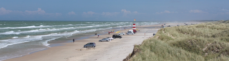 Rettungsschwimmerturm und Badegäste am breiten Sandstrand von Tversted Rettungsschwimmerturm und Badegäste am breiten Sandstrand von Tversted