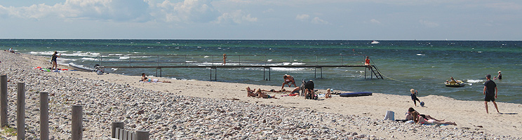 Lang badebro på den dejlige badestrand i ferieområdet Udsholt Strand Lang badebro på den dejlige badestrand i ferieområdet Udsholt Strand