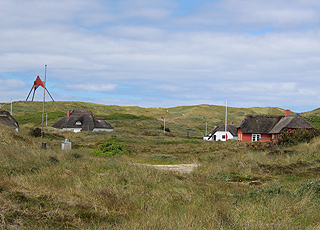 Sommerhusene i Vedersø Klit ligger lige bag strandens høje klitter og sømærket Sommerhusene i Vedersø Klit ligger lige bag strandens høje klitter og sømærket