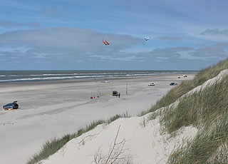 Ein Sommertag am breiten Sandstrand mit hohen Dünen in Vejers Ein Sommertag am breiten Sandstrand mit hohen Dünen in Vejers