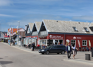 Vejers, ein Küstenort mit Atmosphäre, bietet mehrere Restaurants und Geschäfte Vejers, ein Küstenort mit Atmosphäre, bietet mehrere Restaurants und Geschäfte