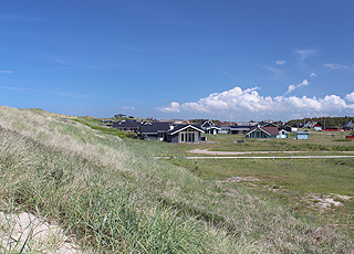 Lige bag strandens høje klitter i Vejlby Klit ligger det hyggelige sommerhusområde Lige bag strandens høje klitter i Vejlby Klit ligger det hyggelige sommerhusområde