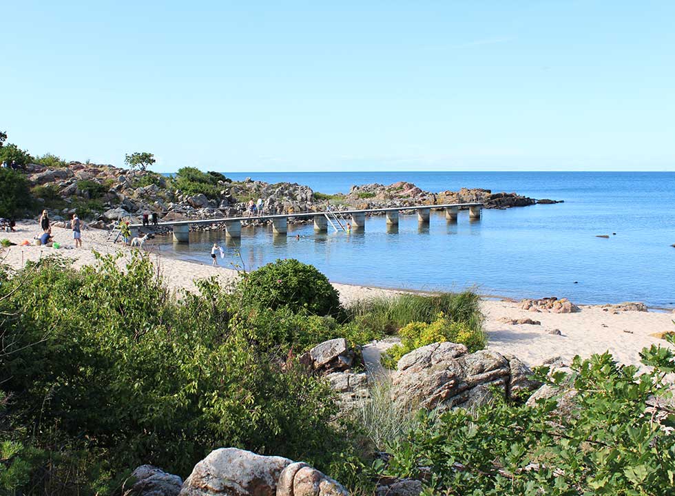 Sandstrand mit klarem Badewasser zwischen den Felsen in Sandkås @{image.image.text_1.text}.NoHtml()