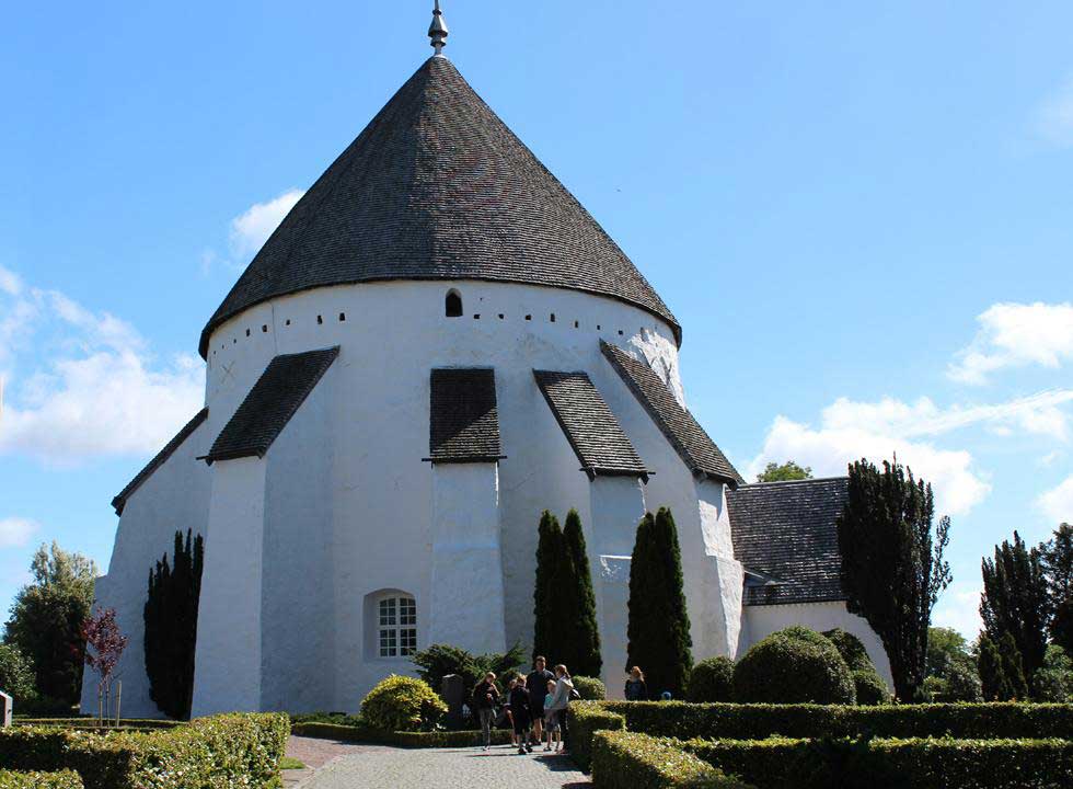 Die imposante Østerlars Rundkirke ist die größte der Rundkirchen Bornholms @{image.image.text_1.text}.NoHtml()