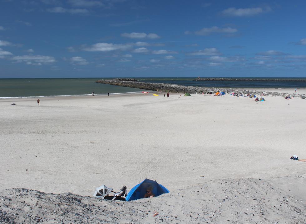En sommerdag på den brede sandstrand med mole i Hvide Sande @{image.image.text_1.text}.NoHtml()