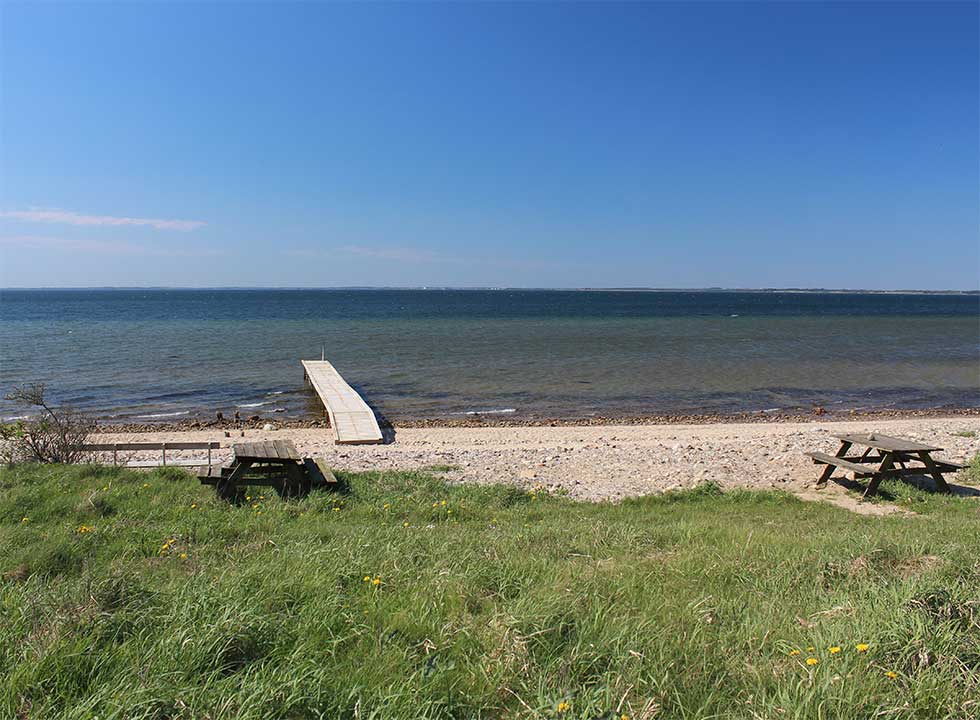 Dejlige Limfjordsbadestrand med badebro i Hostrup Dejlige Limfjordsbadestrand med badebro i Hostrup
