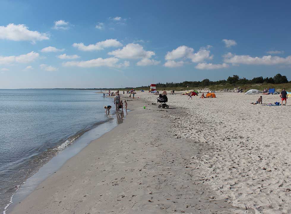 En sommerdag på den lange, børnevenlige sandstrand i ferieområdet Marielyst En sommerdag på den lange, børnevenlige sandstrand i ferieområdet Marielyst