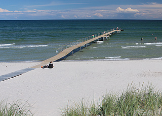 Langer Badesteg am breiten Sandstrand mit Dünen in Bratten Langer Badesteg am breiten Sandstrand mit Dünen in Bratten