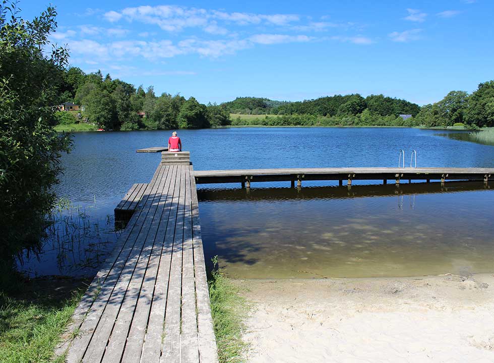 Indbydende søbad med sandstrand ved Bryrup Langsø Indbydende søbad med sandstrand ved Bryrup Langsø