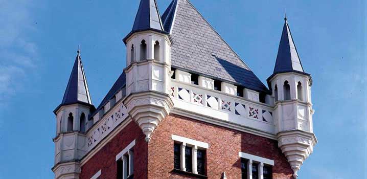 Ganz oben ist der Wasserturm mit 4 kleinen Türmen versehen (inspiriert vom Nassauer Haus in Nürnberg / Esbjerg Vandtårn Ganz oben ist der Wasserturm mit 4 kleinen Türmen versehen (inspiriert vom Nassauer Haus in Nürnberg / Esbjerg Vandtårn
