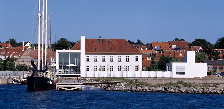 Das schön gelegene Glasmuseum in Ebeltoft / Glasmuseet Ebeltoft Das schön gelegene Glasmuseum in Ebeltoft / Glasmuseet Ebeltoft