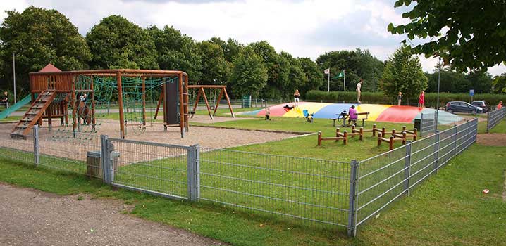 Großer Spielplatz in Arrild Ferieby Kinder springen in Feriebyen Arrild auf einer Hüpfburg herum