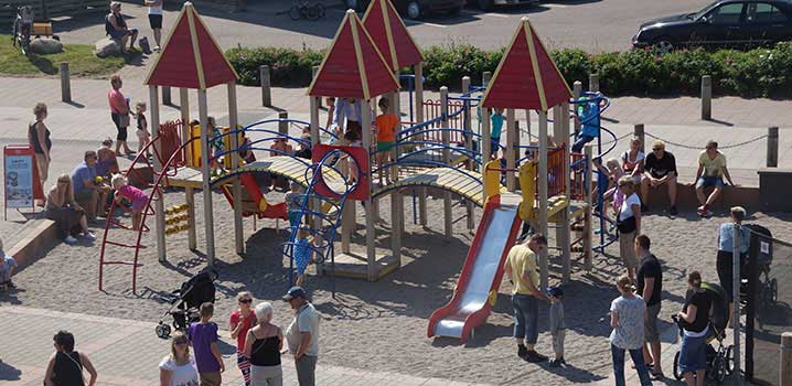 Spielplatz mit Gästen bei Beach Bowl in Søndervig Großer Spielplatz im Freien bei Beach Bowl in Søndervig