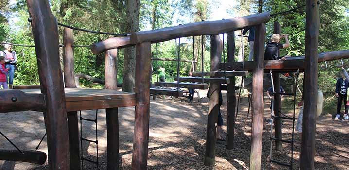 Naturspielplatz in Gateway Blokhus in der Blokhus Dünenplantage Naturspielplatz von hoher Qualität in Gateway Blokhus mit Tarzan- und Schwebebahn