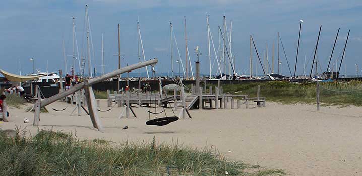 Spielplatz am Hornbæk Strand Direkt am Strand von Hornbæk finden Sie diesen schönen Spielplatz