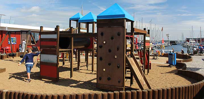 Der Spielplatz am Hafen in Juelsminde Spielende Kinder auf dem Hafenspielplatz in Juelsminde