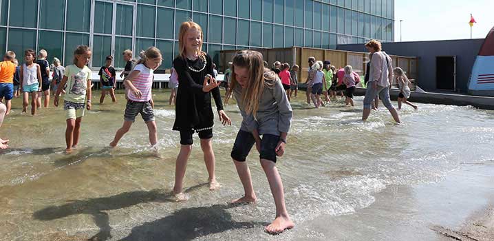 Kinder beim Kystcenter Thyborøn Kinder spielen im Becken mit Brandungsrückstrom im Kystcenter Thyborøn