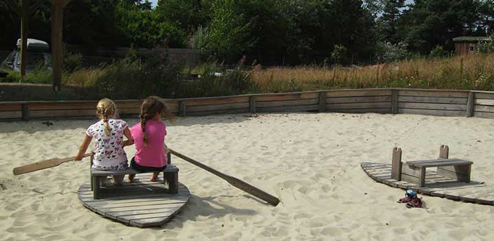 Spielplatz bei Nymindegab Museum Zwei Mädchen auf dem Spielplatz beim Nymindegab Museum