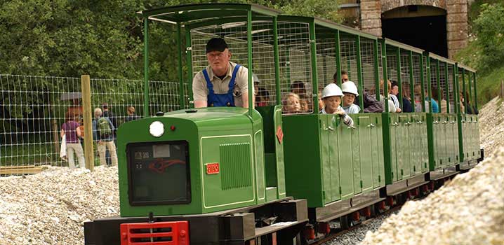 Kinder fahren mit der Grubenbahn der Mønsted Kalkgruber / Minetog Kinder fahren mit der Grubenbahn der Mønsted Kalkgruber / Minetog