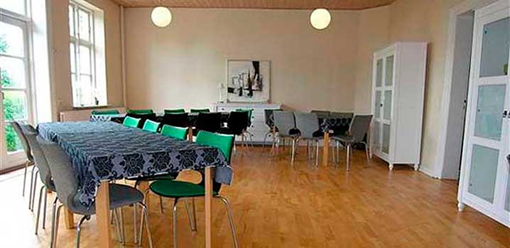 Smukt festlokale med dejligt lysindfald Festlokalet på Årupgård