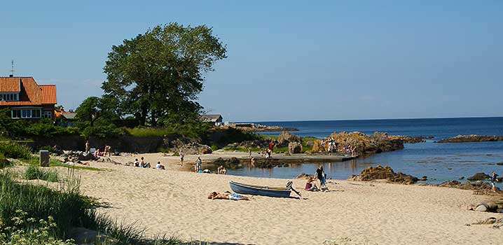 Kinder und junge Leute genießen das Strandleben am Allinge Strand Strandleben am Allinge Strand auf Bornholm