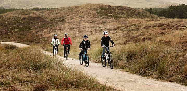 Panorama-Familie-paa-cykelsti-i-klitter-Holmsland-Klit_29942 Panorama-Familie-paa-cykelsti-i-klitter-Holmsland-Klit_29942