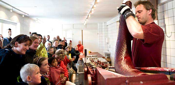 Bolsjer bliver fremstillet i hånden i Skagen Gammeldags bolsjefremstilling er en stor oplevelse for både børn og voksne