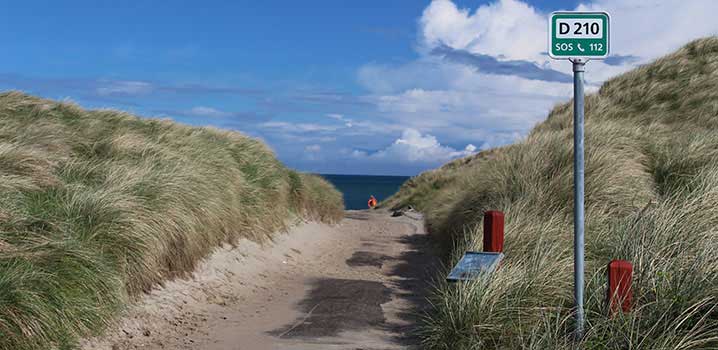 Strandnummer am Strand Eine Strandnummer beim Zugang vom Klitmöller Strand