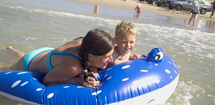 Autos am Strand Badespaß mit Autos im Hintergrund