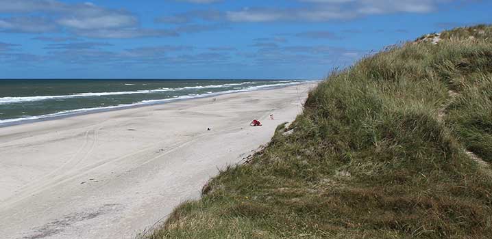 Endlose Strände mit rauen Wellen bei blauem Himmel. daenemarks-inseln-blick-auf-strand-und-wellen