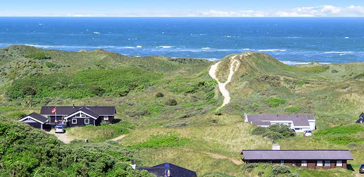 GemütlicheGemütliche Ferienhäuser mitten in den Dünen bei Grönhöj ferienhaus-nordsee-daenemark-inmitten-gruener-düenen-bei-groenhoej