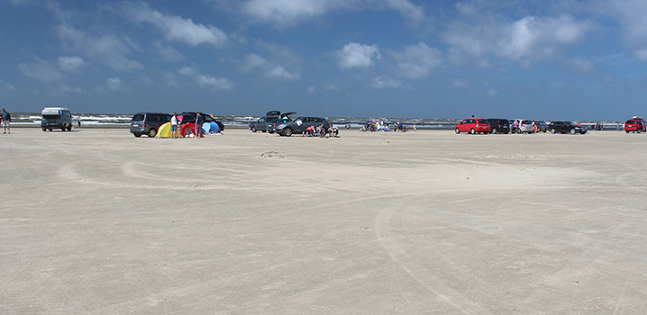 In Iakolk auf Römö ist das Autofahren und das Parken auf dem Strand erlaubt nordsee-urlaub-im-ferienhaus-auf-roemoe-ist-parken-am-strand-erlaubt