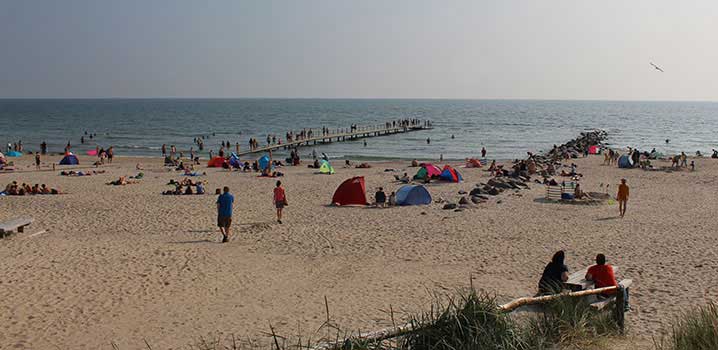 Blavand Sandstrand im Sommer Badestrand von Blavand mit Urlauber