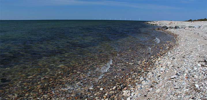 Steine am Strand Strand mit Steinen im Meer