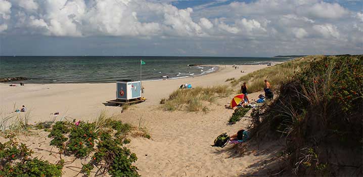 Badestrand mit Gästen Badegäste in den Dünen am Sandstrand von Liseleje