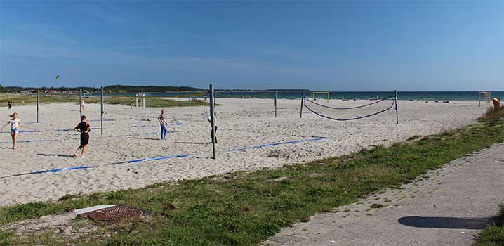 Beachvolleyball am Strand Urlauber beim Beachvolleyball am Strand von Kerteminde