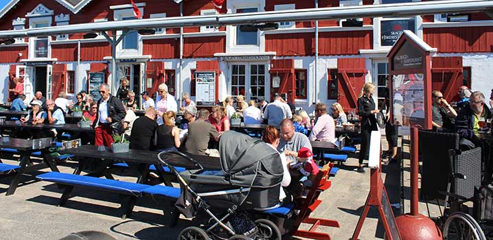 Der oser af dejlig feriestemning ved de gamle pakhuse på Skagens havn