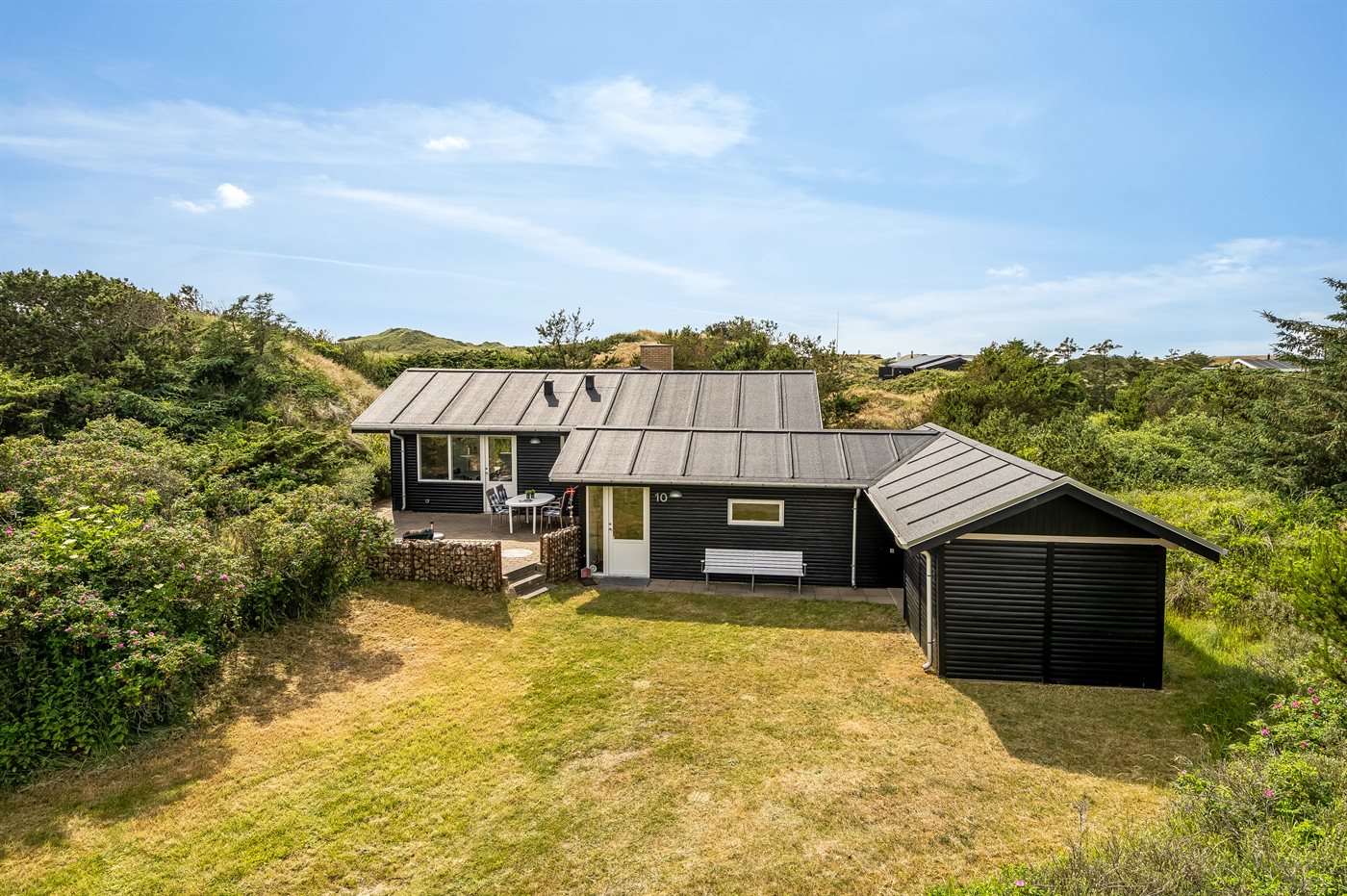 Entspanne im gemütlichen Ferienhaus nur 1000 m vom Strand!